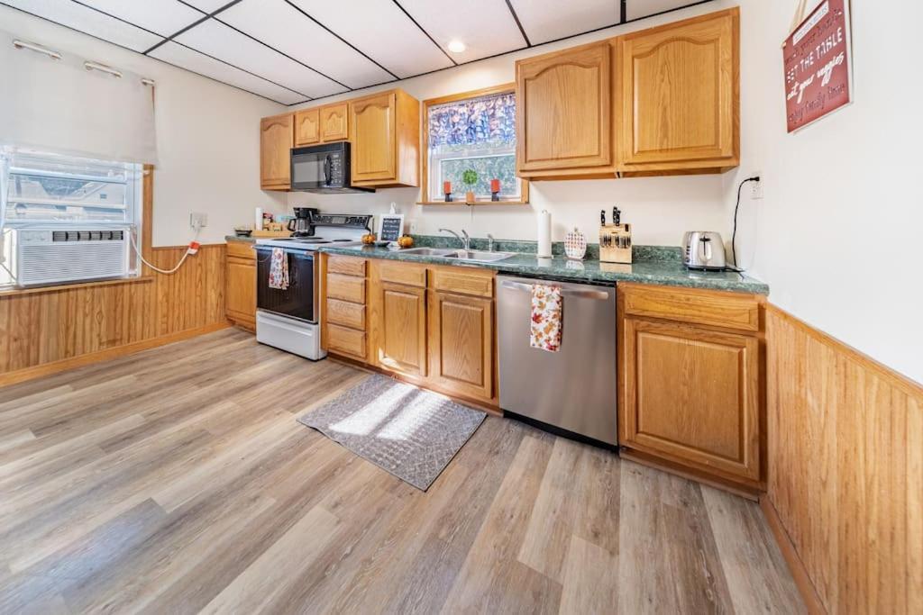 Cottage In The Falls, 2 B, 2 Bath, Fireplace Cuyahoga Falls Eksteriør bilde